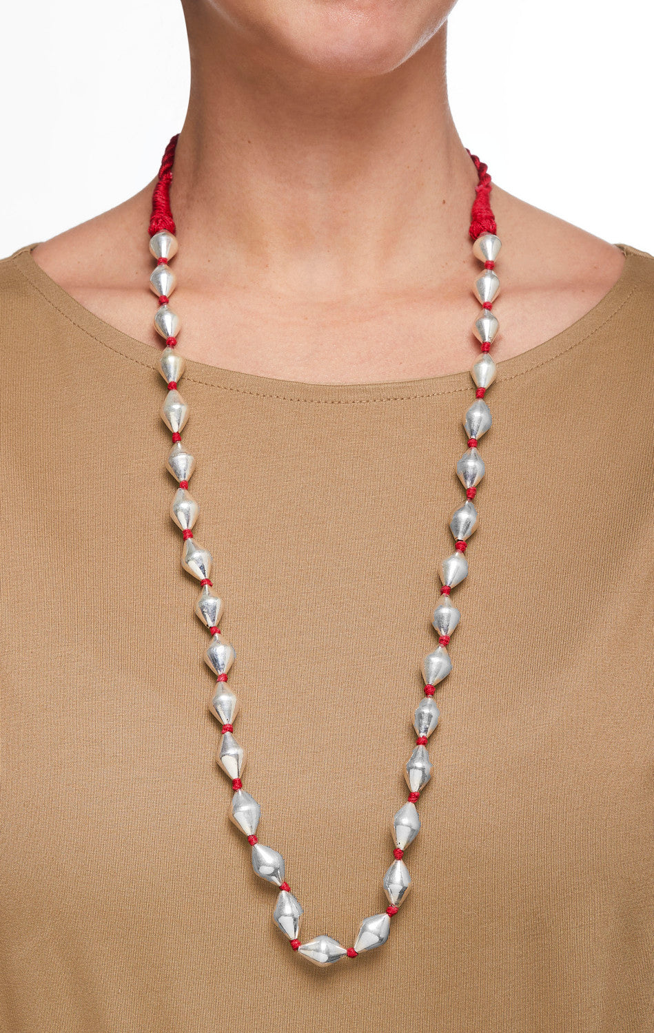 Indira, segunda vista del collar Dholki