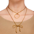 Raquel, collar lariat de cordón dorado viejo y pieza de latón chapado en oro