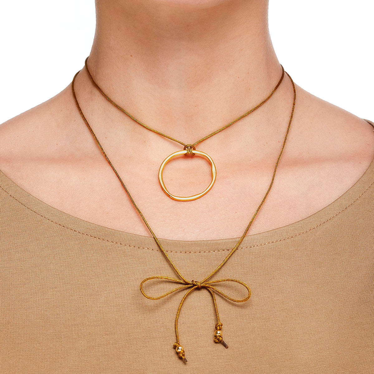 Raquel, collar lariat de cordón dorado viejo y pieza de latón chapado en oro