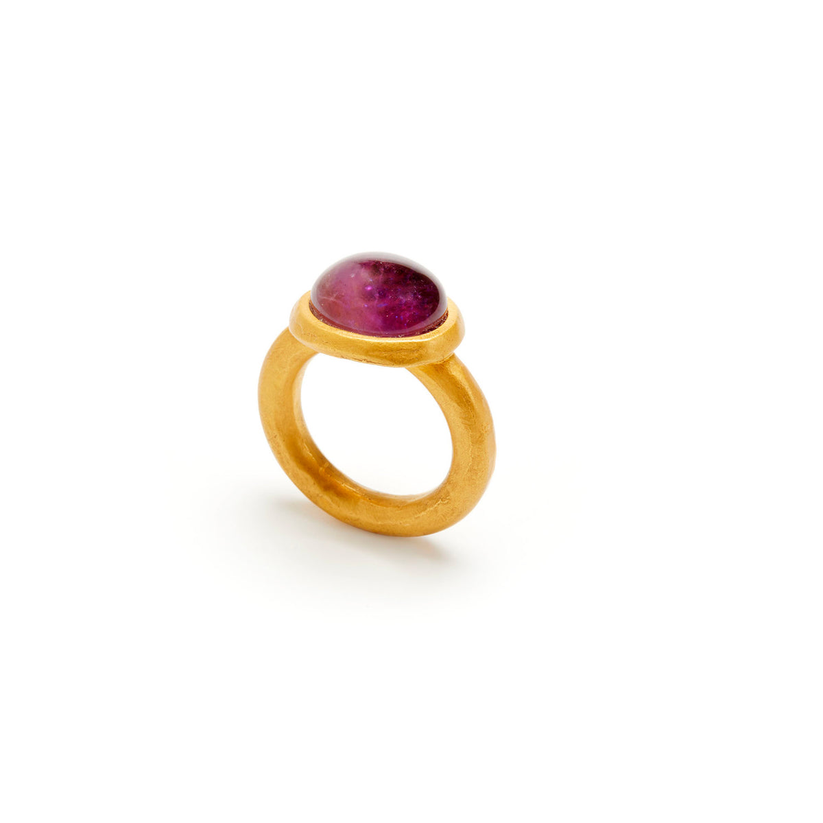Rima, anillo texturizado con piedra cabujón