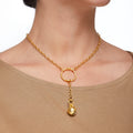 Sara, collar lariat de cadena en forma de Y con círculo central y colgante