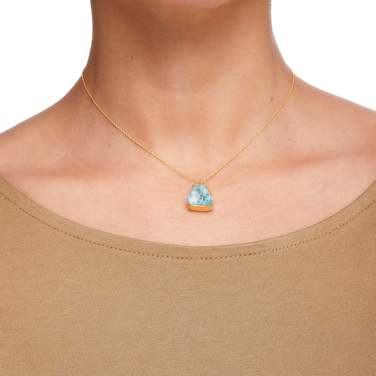Vimala, collar fino con aguamarina bruta chapado en oro, modelo de la foto