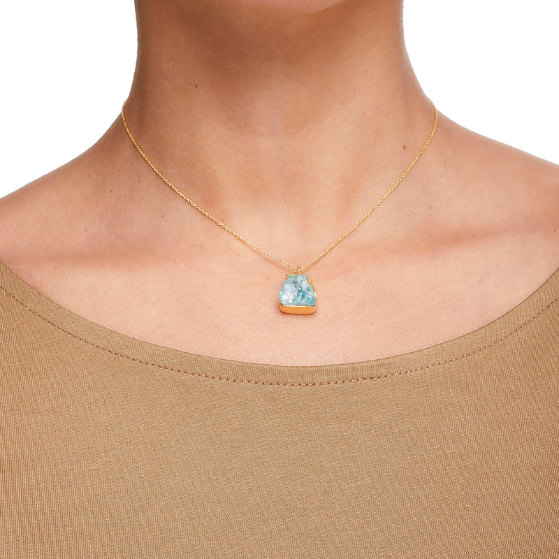 Vimala, collar fino con aguamarina bruta chapado en oro, modelo de la foto